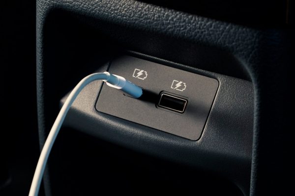 Порти USB та бездротовий зарядний пристрій